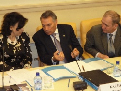 (слева направо) -  Председатель Наблюдательного Совета, член Правления НП «Объединение строительных организаций среднего и малого бизнеса", Президент Национального агентства малоэтажного и коттеджного строительства, Председатель Комиссии Общественной палаты по социальным вопросам и демографической политике, член Комиссии при Президенте РФ по реализации приоритетных нацпроектов и демографической политике Е.Л. Николаева, Председатель Комитета Торгово-промышленной палаты РФ по предпринимательству в сфере строительства и ЖКХ, Президент Национального объединения строителей Е.В.Басин, Вице-президент Российского союза строителей, Вице-президент Национального объединения проектировщиков, Президент НП «Объединения генподрядчиков в строительстве» А.Ш.Шамузафаров.