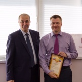 Президент А.Ш. Шамузафаров награждает А.О.Кожуховского