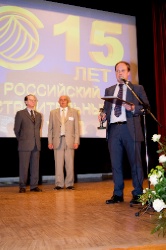 Награды лауреатам премии "Российский строительный Олимп" вручали народный архитектор России, первый заместитель главного архитектора Москвы, директор ГУП МНИИТЭП Юрий Григорьев, президент Ассоциации "Железобетон" Андрей Звездов, помощник президента Российского союза строителей, статс-секретарь президента некоммерческого партнерства Константин Кижель.