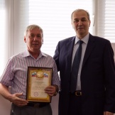 Президент А.Ш. Шамузафаров награждает С.Ю.Малинина