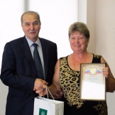 Президент А.Ш. Шамузафаров награждает Н.С.Вдовину