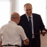 Президент А.Ш. Шамузафаров награждает Э.Л.Наседкина