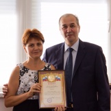 Президент А.Ш. Шамузафаров награждает Т.Г.Терциеву