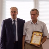 Президент А.Ш. Шамузафаров награждает В.П.Трофимова