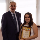 Президент А.Ш. Шамузафаров награждает Г.И.Жигореву