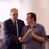 Президент А.Ш. Шамузафаров награждает А.Ю.Петрова